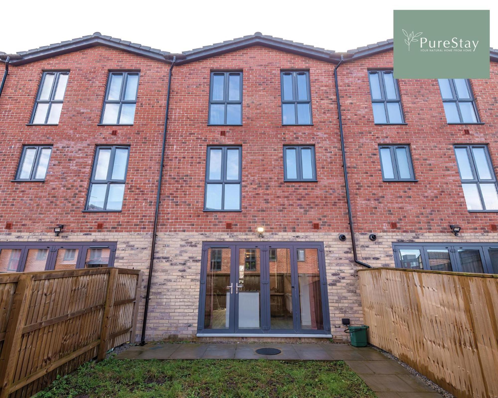 Stunning Five Bedroom Manchester House With Free Parking By Purestay Short Lets & Serviced Accommodation المظهر الخارجي الصورة