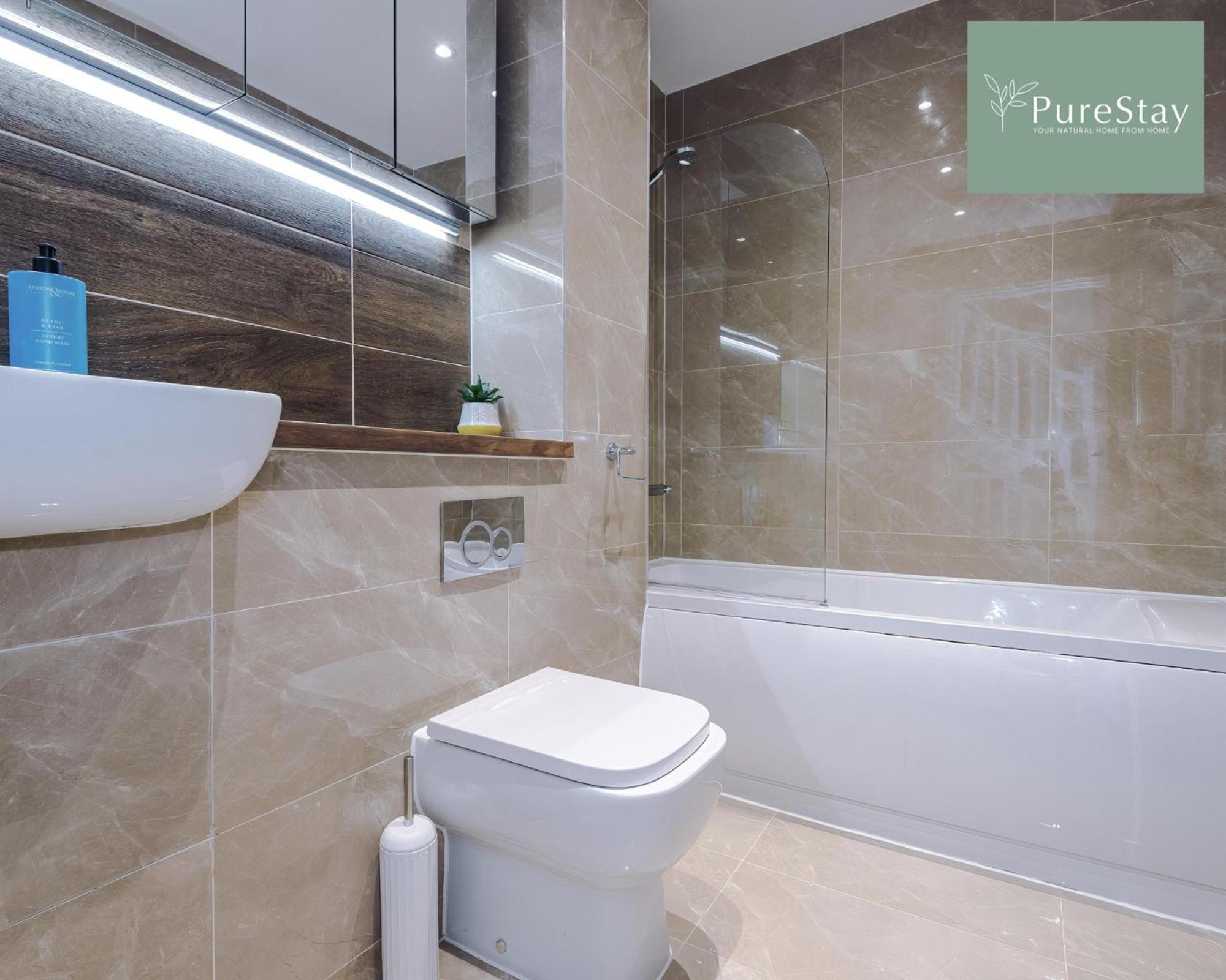 Stunning Five Bedroom Manchester House With Free Parking By Purestay Short Lets & Serviced Accommodation المظهر الخارجي الصورة